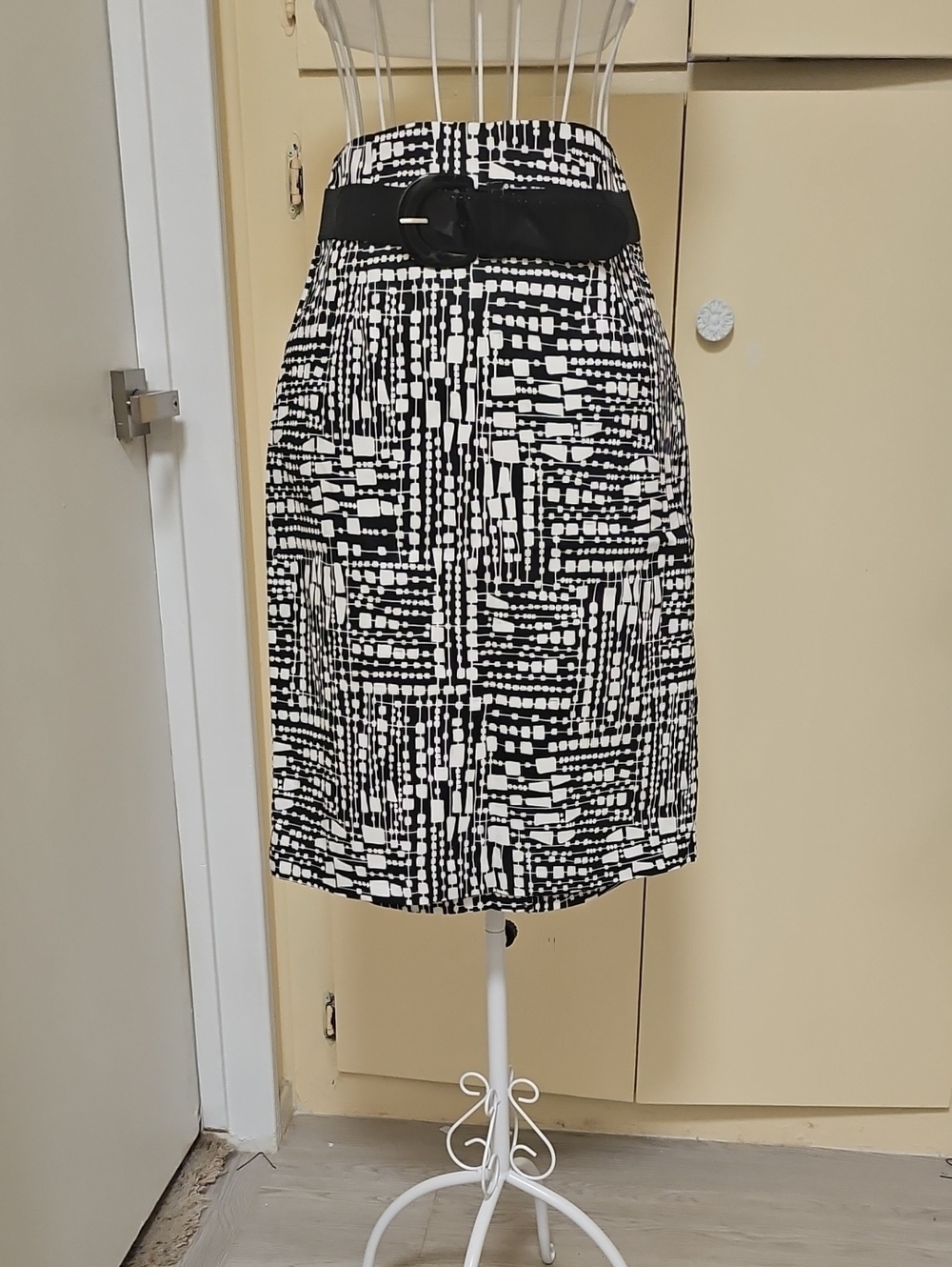 Worthington Sz 10. Black & White Printed Knee-Length Skirt with Belt